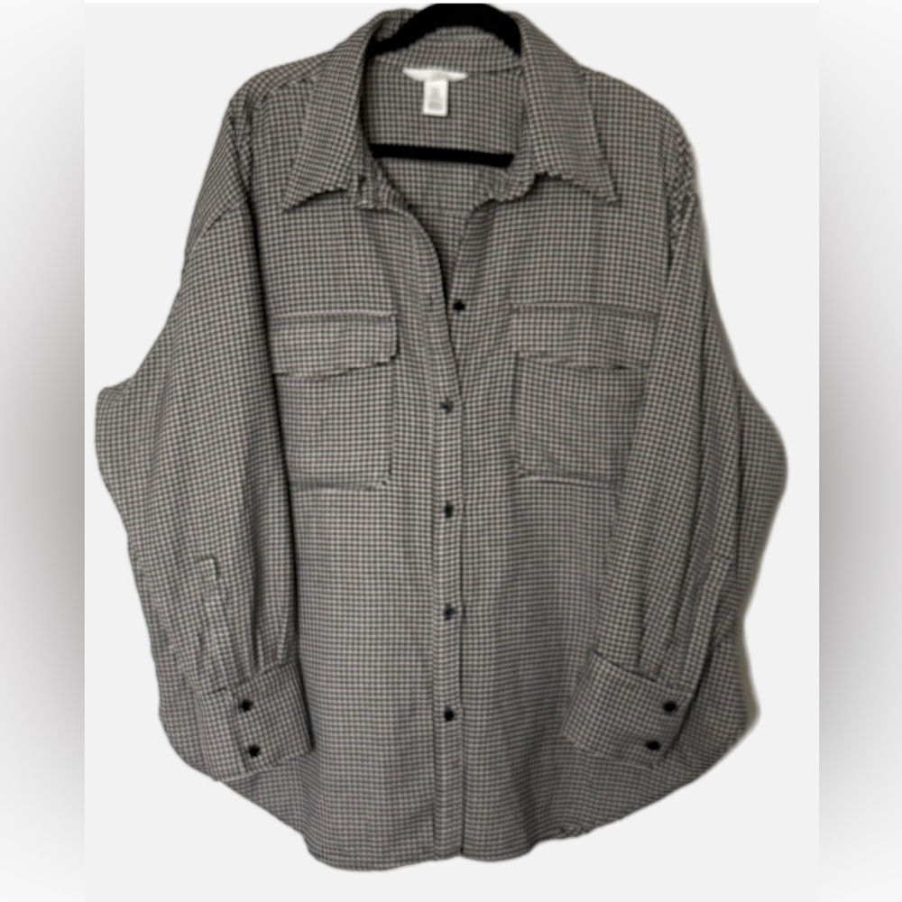 H&M Women's Black and White Checkered long sleeve buttoned up Shirt..